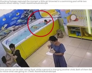 中国広東省の室内プールで2021年、浮き輪をつけて遊んでいた4歳女児が溺死。そばには大人2人がいたものの、女児の異変には全く気付かなかったという（画像は『7NEWS　2021年8月8日付「Four-year-old girl drowns in swimming pool as oblivious adults stand nearby」（Credit: AsiaWire/Australscope）』のスクリーンショット）