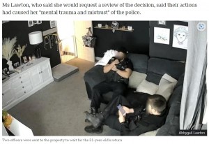 ソファに座ってNetflixを見たり、置いてあったダンベルを勝手に使ってトレーニングを始めるなど、2人の警察官はやりたい放題だった（『BBC　「Wigan woman ‘disgusted’ by police caught watching Netflix at her home」（ABBYGAIL LAWTON）』より）