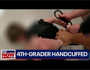 米フロリダ州の小学校で2023年2月、学校駐在警察官が「4年生の男児が暴れて手に負えない」との連絡を受けて駆けつけた。警察官はその子に手錠を使用したことで、両親が市などを相手に訴訟を起こした（『LiveNOW from FOX　YouTube「4th-grader handcuffed: Bodycam video released, family sues city of Oviedo, FL」』より）