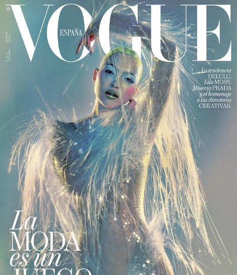 スペイン版『VOGUE』の表紙モデルを務めたライラ。透けるフェザーが付いたボディスーツ姿で、カラフルなメーキャップを施している（『Vogue España　Instagram「Prácticamente magia」』より）