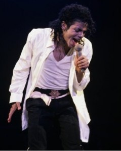 ステージで熱唱する生前のマイケル・ジャクソン。シングル『マン・イン・ザ・ミラー』は1988年2月にリリースされ、代表曲の一つになった（『Michael Jackson　Instagram「“Man in the Mirror” debuted on the Billboard Hot 100 in the United States on February 6, 1988.」』より）
