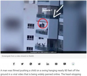 プエルトリコにあるマンションの8階ベランダでブランコ遊びをする親子の姿が捉えられる。2020年5月に動画が拡散し、物議を醸していた（『NDTV　「“Terrifying” Video Shows Dad Pushing Child On 8th Floor Balcony Swing」（Screengrab from a video shared on Reddit.）』より）