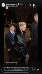 「サンローラン」のショーの会場に到着したケイト・モス。黒いフェイクファーのコートを着ていた（『Kate Moss Agency　Instagram』より）