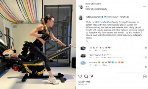 ジムでトレーニングをするヴィクトリア。身体を鍛えるため、厳しいワークアウトを続けている（『Victoria Beckham　Instagram「MY SKIN HEALTH ROUTINE!」』より）