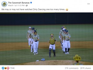 「サバンナ・バナナス」の選手は、野球とエンターテインメントの二刀流で、野球ファンを魅了する。SNSで200万人以上のフォロワーがいる内野手のジャクソン・オルソンほか、それぞれ個性的な魅力を持つ選手ばかりだ（『The Savannah Bananas　Facebook「We may or may not have watched Dirty Dancing one too many times...」』より）