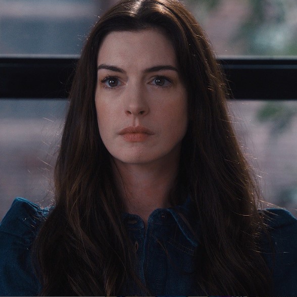 アン・ハサウェイが新作映画のプレミア上映会に出席。レッドカーペットでは、大胆な超ミニドレスを纏って現れた（『Anne Hathaway　Instagram「We’reCrashing.」』より）