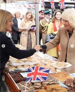 シュルーズベリー・ファーマーズ・マーケットを視察するカミラ王妃。食料品などを販売する人々と交流した（『The Royal Family　Instagram「What a wonderfully warm welcome to Shrewsbury!」』より）