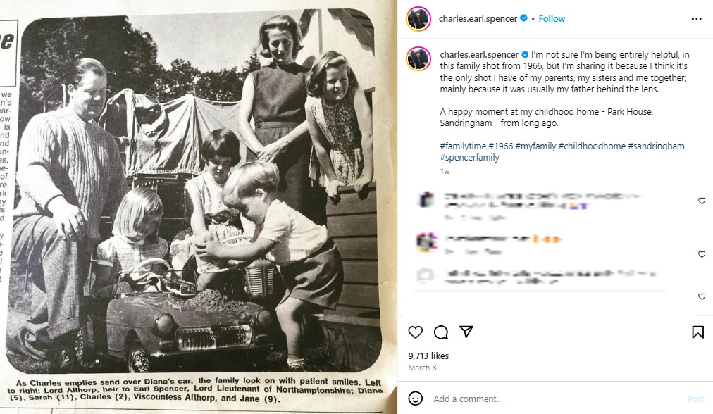 1966年に撮影した、スペンサー家の両親と4人の子ども達のプライベートショット。幼いダイアナ妃が車に座り、チャールズ氏が砂をかけている（『Charles Spencer　Instagram「I’m not sure I’m being entirely helpful, in this family shot from 1966,」』より）