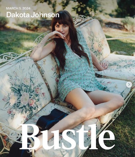 米メディア『Bustle』のインタビューに応じたダコタ。クリスの子ども達について「命を懸けて愛している」と語った（『Bustle　Instagram「＠dakotajohnson isn’t very online, but she’s sometimes tempted.」』より）