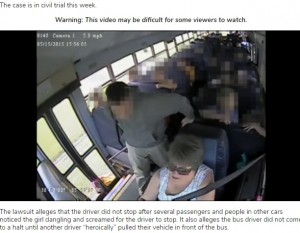 米ケンタッキー州で2015年5月、当時小学1年生だった女児がスクールバスを降車中、背負ったリュックをドアに挟まれてしまい約350メートル引きずられていた（『NewsNation Now　「Watch: New video shows Kentucky girl’s 2015 dragging by school bus」』より）