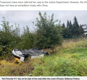 米ワシントン州で2023年9月、中国出身の女がポルシェを時速160キロ超で運転して事故を起こし、同乗していた男性が死亡した。女は飲酒運転だった（『Metro　「Moment ‘drunk’ Porsche 911 driver flies off highway before ‘fleeing US’」（Picture: Bellevue Police Department）』より）