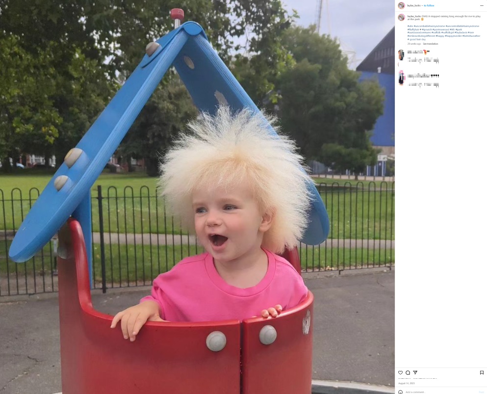 「髪が伸びたらポニーテールにしたい」と語る母シャーロットさんは、「この髪が大好き！と思えるようであって欲しい」と願っている（『Layla Davis　Instagram「OMG it stopped raining long enough for me to play at the park」』より）