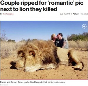 南アフリカでトロフィーハンティングに参加した夫妻。射殺したライオンのそばでキスをした写真がSNSに投稿され、非難が殺到した（『New York Post　「Couple ripped for ‘romantic’ pic next to lion they killed」（Facebook）』より）