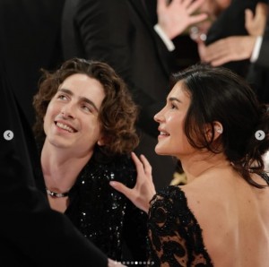 「ゴールデン・グローブ賞」授賞式で。ティモシー・シャラメのブレザーに触れながら、笑顔を見せるカイリー・ジェンナー（『CBS　Instagram「And that’s a wrap on the ＃GoldenGlobes!」』より）