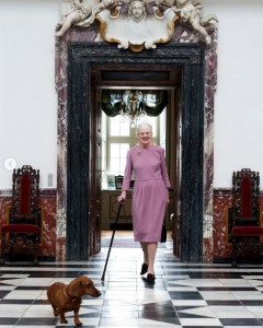 ライラック色のドレスを着用したマルグレーテ女王。手前には愛犬のダックスフンド“Tillia”が歩いている（『DET DANSKE KONGEHUS　Instagram「I dag er det Hendes Majestæt Dronning Margrethes 84-års fødselsdag」』より）