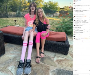 母と一緒のメイシーさん。左脚が135.267センチ、右脚が134.3センチあり、脚が身長の60％以上を占める（『Maci Currin　Instagram「Barbie movie fit」』より