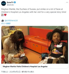 少女とのツーショット写真にサインをするメーガン妃。過去には、サインの代わりにメッセージを記したことがある（『ExtraTV　X「Meghan Markle, the Duchess of Sussex, put smiles on a lot of faces at Children's Hospital Los Angeles with her visit for a very special story time!」』より）