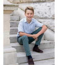 【イタすぎるセレブ達】英ジョージ王子（10）、父ウィリアム皇太子とサッカー観戦　大ファンのアストン・ヴィラFCを応援