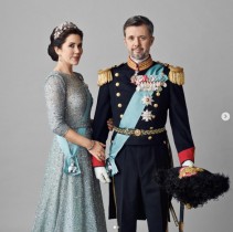 【イタすぎるセレブ達】デンマークのメアリー王妃、カントリー風の装いで鹿公園を訪問　「どんな時もエレガント」