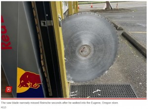 工事現場で稼働中だった機械から外れた、コンクリート切断用の刃。縁には鋭いのこぎり状の刃が付いているのが確認できる（『New York Post　「Oregon man narrowly misses being sliced in half by runaway sawblade: shocking video」（KEZI）』より）