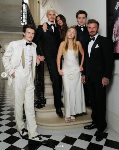 ヴィクトリアのために正装したデヴィッドと4人の子ども達。息子達はタキシードで正装し、ハーパーちゃんはシルクのドレスを着ている（『Victoria Beckham　Instagram「Can’t wait to celebrate with my friends and family!」』より）