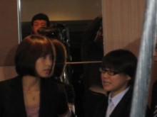 【クリたまTVウォッチ！】記者は見た！青木裕子アナの背中丸出し姿。だらしない姿にスタッフもウンザリ顔？