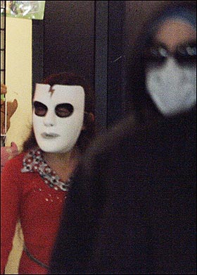 【イタすぎるセレブ達】マイケル・ジャクソン、子供達の外出にも顔面マスクを強要！