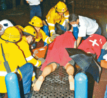 【海外仰天ニュース】S.O.S！ベンチでナニをして救急車で運ばれた超恥ずかしい男！