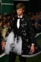 【海外仰天ニュース】ネタが尽きたか!? 有名紳士服デザイナーの2009春コレクションがかなりオカシイ！