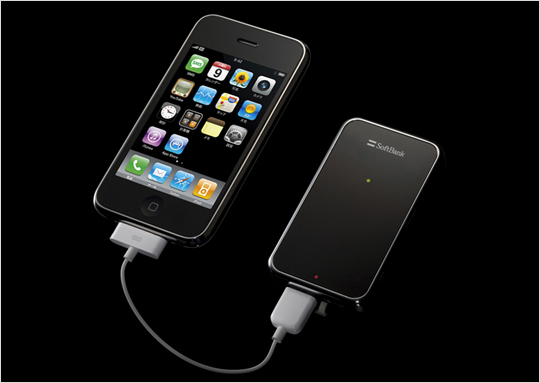 ソフトバンク、iPhone 3G用充電・ワンセグチューナー「TV&バッテリー」を発売